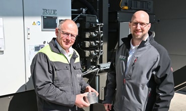 03.06.2025 Anwenderbeitrag, 8.400 Zeichen, 11 Bilder
Die Hammerer Aluminium Gruppe setzt Brikettpressen von RUF ein, um den Materialkreislauf effizient zu schließen. Werden Aluspäne aus der Produktion zu Briketts gepresst und dann eingeschmolzen, ist die Materialausbeute rund acht Prozentpunkte höher als beim Einschmelzen loser Späne. Dass dabei die eigenen, exakt bekannten Werkstoffe einfließen, sichert die hohe Qualität der Legierungen...