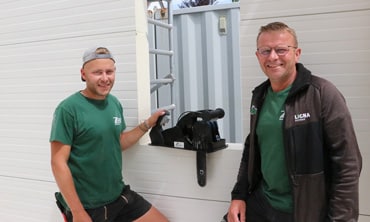 05.08.2025 Anwenderbeitrag, 8.000 Zeichen, 15 Bilder
Nach vorne denken – das ist die Devise der Zimmerei Schmitt GmbH in Bad Neustadt. Heißt: Der auf Holzarbeiten spezialisierte Betrieb übernimmt auch Aufgaben im Hallenbau und Spenglerbereich. Dort kommt unter anderem inzwischen der Panel Cutter TPC 165 von TRUMPF zum Einsatz, der präzise Ausschnitte in Sandwich-Paneelen gewährleistet...