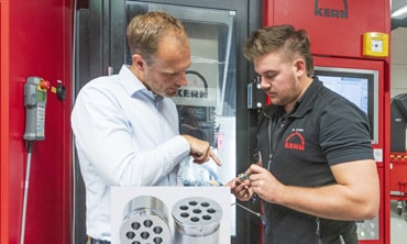 29.10.2025 Fachbeitrag, 8.000 Zeichen, 6 Bilder
Kern Microtechnik setzt bei der Auftragsfertigung von Insertgehäusen für Glasfasernetze höchste Präzisionsstandards um – mit Toleranzen von bis zu 2 µm und Produktionsmengen von mehreren tausend Einheiten. Damit sorgt Kern für bestmögliche Datenübertragungsraten – denn die Qualität der eingesetzten Verbinder ist ein entscheidender Faktor für Geschwindigkeit und Signalqualität...