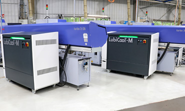 Der Zerspanungsdienstleister Feindreh in Arnsdorf fokussiert sich zunehmend auf die Herstellung von kleinen Teilen ab 0,3 mm Durchmesser, die verhältnismäßig tiefe Bohrungen und feine Konturen aufweisen. Beste Ergebnisse erzielt das modern ausgestattete Unternehmen auf seinen Langdrehautomaten, seit diese mit LubiCool®-Hochdrucksystemen unseres Kunden KNOLL Maschinenbau ausgestattet sind...