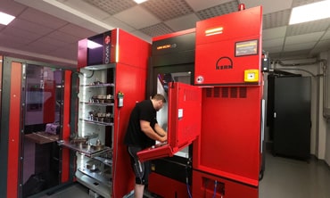 09.12.2025 Anwenderbeitrag, 9.000 Zeichen, 19 Bilder
Als Lieferant von hochanspruchsvollen Branchen wie der Luft- und Raumfahrt sowie der Medizintechnik weiß toolcraft, was höchste Genauigkeit bedeutet. Um speziell die stetig steigenden Anforderungen im Werkzeugbau zu erfüllen, hat das Unternehmen im Jahr 2024 wieder investiert und sich für das fünfachsige Premium-Bearbeitungszentrum Kern Micro HD entschieden...