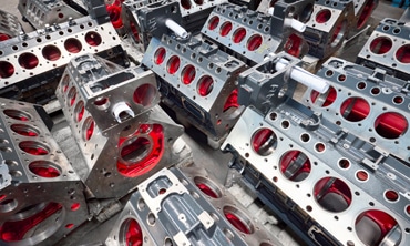 03.12.2025 Anwenderbeitrag, 9.000 Zeichen, 8 Bilder
Tatra Trucks, der älteste Hersteller von Straßen- und Geländefahrzeugen und der zweitälteste Hersteller von Lastkraftwagen mit Verbrennungsmotor weltweit, bringt seine Motorenherstellung auf modernsten Stand. Eine Fertigungszelle mit drei Heckert HEC 800 Bearbeitungszentren, automatisiert durch ein Palettensystem, steigert die Effizienz und senkt den Platzbedarf auf fast ein Viertel...