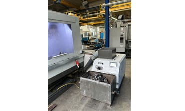 14.01.2026 Pressemitteilung, 5.000 Zeichen, 6 Bilder
Im Jahr 2021 brachte RUF seine kleine, mobile Brikettieranlage Formika auf den Markt. Seither wurde sie vielfach verkauft. Und nicht nur das. Auch in der eigenen Produktion beweist sie Tag für Tag ihre dauerhafte Leistungsfähigkeit. Dort ermöglicht sie – direkt an CNC-Bearbeitungszentren angedockt – die mannlose, automatisierte Fertigung verschiedener Bauteile aus unterschiedlichen Materialien...