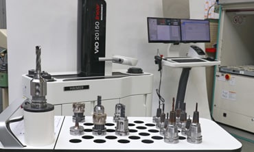 25.02.2026 Anwenderbeitrag, 9.000 Zeichen, 19 Bilder
BERG Spanntechnik – der Name steht für kundenspezifische Spannsysteme höchster Qualität. Um diese prozesssicher herzustellen, setzen die Fertigungsverantwortlichen auf modernstes Equipment – vom Werkzeug bis zur Maschine. Eine wichtige Rolle spielt dabei die Werkzeugvoreinstellung, weshalb BERG kürzlich in das HAIMER High-End-Gerät Microset VIO linear investierte...