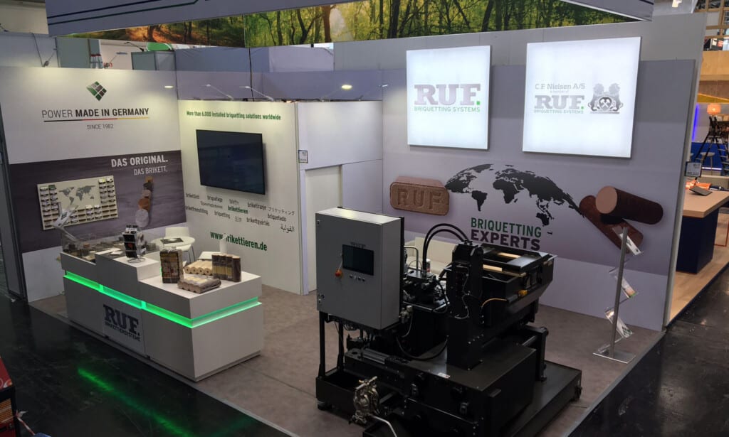 24.03.2026 Pressemitteilung, 2.300 Zeichen, 2 Bilder
Auf der IFAT 2026 treffen sich die wichtigsten Branchenvertreter für unterschiedlichste Umwelttechnologien. Dementsprechend präsentieren auch die „Briquetting Experts“ RUF Maschinenbau und das Tochterunternehmen C.F. Nielsen am Messestand 232 in Halle B5 eine breite Palette an hydraulischen und mechanischen Brikettiersystemen...