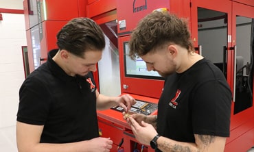 04.03.2026 Anwenderbeitrag, 9.000 Zeichen, 17 Bilder
Im Jahr 2024 übernahm Pascal Leimer (links im Bild) die Geschäftsführung des Schweizer Zerspanungsdienstleisters Leiko. Seine erste große Amtshandlung als Chef: Er investierte in ein vollautomatisiertes Fünfachszentrum der Extraklasse – eine Kern Micro Vario...