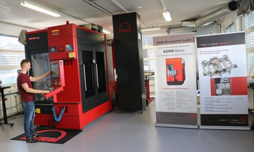 09.04.2026 Fachbeitrag, 4.500 Zeichen, 10 Bilder
Kern Microtechnik bietet Kunden in weiten Teilen Europas die Möglichkeit, die Leistungsfähigkeit ihrer höchstpräzisen Fünfachsfräszentren live zu erleben...
