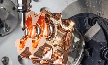 28.04.2026 Pressemitteilung, 3.000 Zeichen, 1 Bild
Wenn die Make-to-Order (MTO) Days am 9. und 10. Juni 2026 in Stuttgart Premiere feiern, darf Kern Microtechnik nicht fehlen. Das für höchstpräzise Bearbeitungszentren und Auftragsfertigung von anspruchsvollen Bauteilen in µm-Genauigkeit bekannte Unternehmen stellt an seinem Messestand D03 in Halle 9 verschiedene komplexe Bauteile aus.