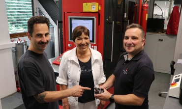 21.07.2026 Anwenderbeitrag, 9.000 Zeichen, 20 Bilder
Im Werkzeugbau der Quittenbaum GmbH sorgt ein fünfachsiges Bearbeitungszentrum mit zusätzlicher Schleiffunktion von Kern seit Jahren für höchste Präzision. Das Unternehmen hebt dabei sowohl die technologische Leistungsfähigkeit als auch die enge Zusammenarbeit mit dem Maschinenhersteller hervor...