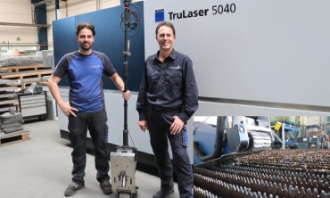 27.07.2026 Anwenderbeitrag, 8.500 Zeichen, 17 Bilder
Hofele Blechbearbeitung setzt auf TRUMPF-Laserschneidanlagen für präzise und zuverlässige Blechbearbeitung. Mit den Spezialwerkzeugen TruTool TSC 100 und TSC 200 entfernt das Unternehmen Schlacke effizient und hält die Qualität der Fertigungsprozesse konstant hoch...